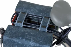 Basil Boheme Dubbele Fietstas - 35 Liter - Blauw 13 Basil Boheme Dubbele Fietstas - 35 Liter - Blauw -Gelukkig Sporten 900 1348 b op de fiets 2