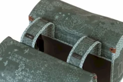 Basil Boheme Dubbele Fietstas - 35 Liter - Groen 9 Basil Boheme Dubbele Fietstas - 35 Liter - Groen -Gelukkig Sporten 900 1348 basil boheme dubbele fietstas 35 liter groen bovenkant