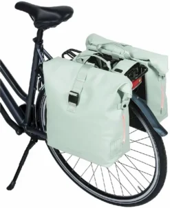 Basil SoHo Dubbele Fietstas - 41 Liter - Lichtgroen 11 Basil SoHo Dubbele Fietstas - 41 Liter - Lichtgroen -Gelukkig Sporten 900 886 basil dubbele fietstas soho nordlicht 41l mintgroe 4