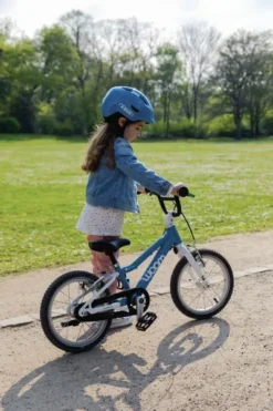Abus Smiley 3.0 Kinderfietshelm - Blauw 32 Abus Smiley 3.0 Kinderfietshelm - Blauw -Gelukkig Sporten abus fietshelm 3 1 1