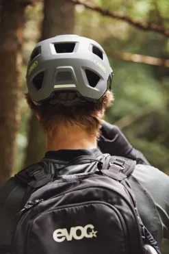 Abus MoDrop MTB Helm - Zwart -Gelukkig Sporten modrop mtb sfeerfoto achterkant