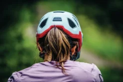 Abus MoDrop MTB Helm - Donkerblauw -Gelukkig Sporten modrop mtb sfeerfoto achterkant vrouw 1