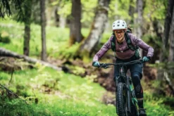Abus MoDrop MTB Helm - Donkerblauw -Gelukkig Sporten modrop mtb sfeerfoto fietsende vrouw 1