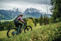 Abus MoDrop MTB Helm - Donkerblauw -Gelukkig Sporten modrop mtb sfeerfoto fietsende vrouw natuur 1