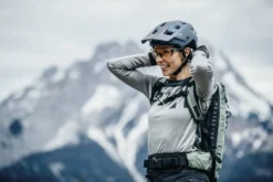 Abus MoDrop MTB Helm - Donkerblauw -Gelukkig Sporten modrop mtb sfeerfoto vrowu 1