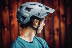 Abus MoDrop MTB Helm - Donkerblauw -Gelukkig Sporten modrop mtb sfeerfoto zijkant 1